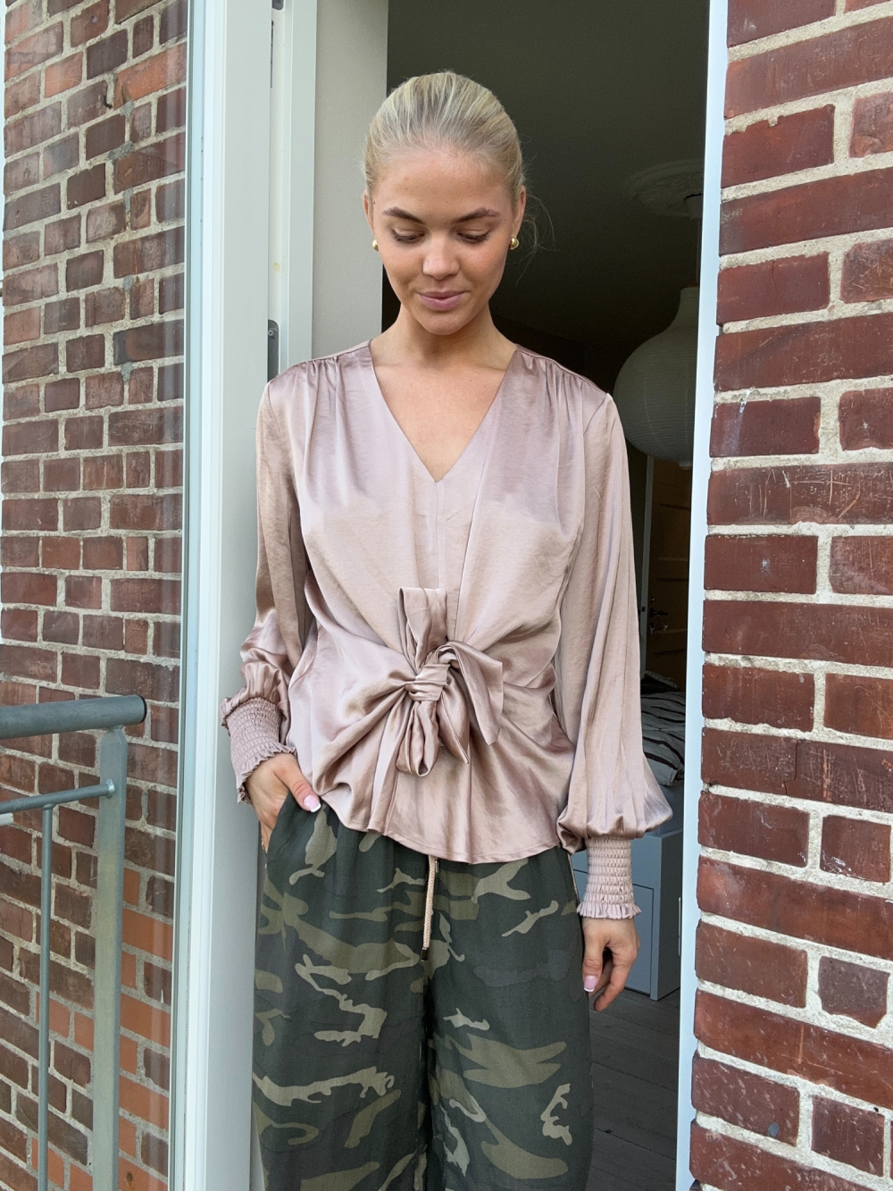 Continue - karina satin wrap bluse