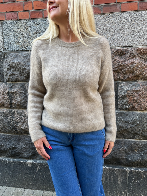 My Essential Wardrobe - 05 THE KNIT PULLOVER My Essential Wardrobe - 05 THE KNIT PULLOVER
