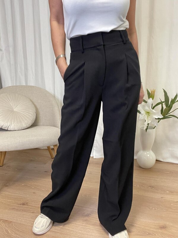 My Essential Wardrobe - 29 The Tailored Pant